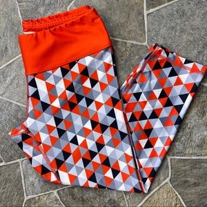 Bend Active Geometric Print Capri’s